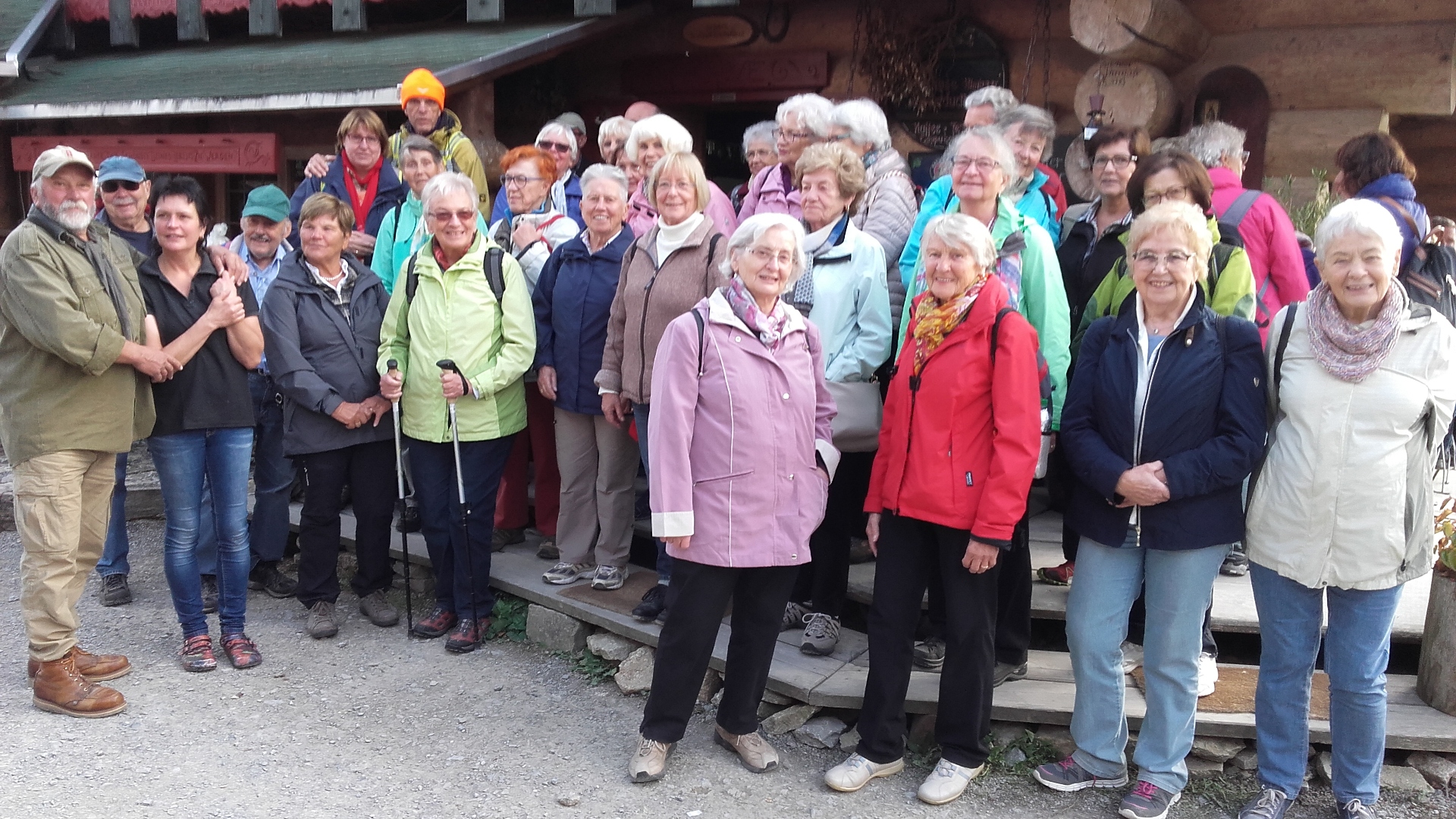 Nach dem Mittagessen in der Fuchsfarm zusammen mit Familie Mäder - alle sind zufrieden!